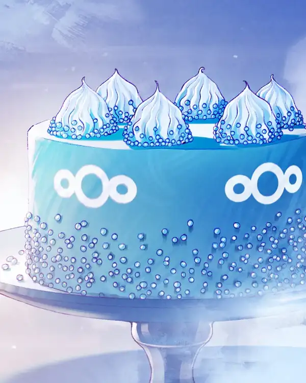Eine stilisierte, blau glasierte Torte steht auf einem eleganten Tortenst&auml;nder. Oben ist sie mit mehreren kleinen, wei&szlig;en Baisers dekoriert, die mit blauen Zuckerk&uuml;gelchen verziert sind. Auch der Rand der Torte ist mit solchen K&uuml;gelchen bestreut. Auf der Seite der Torte ist mehrfach das Nextcloud-Logo in Wei&szlig; zu sehen.